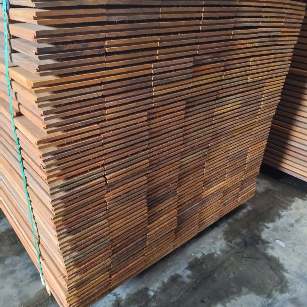 Lames de bois exotique rangées et cerclées