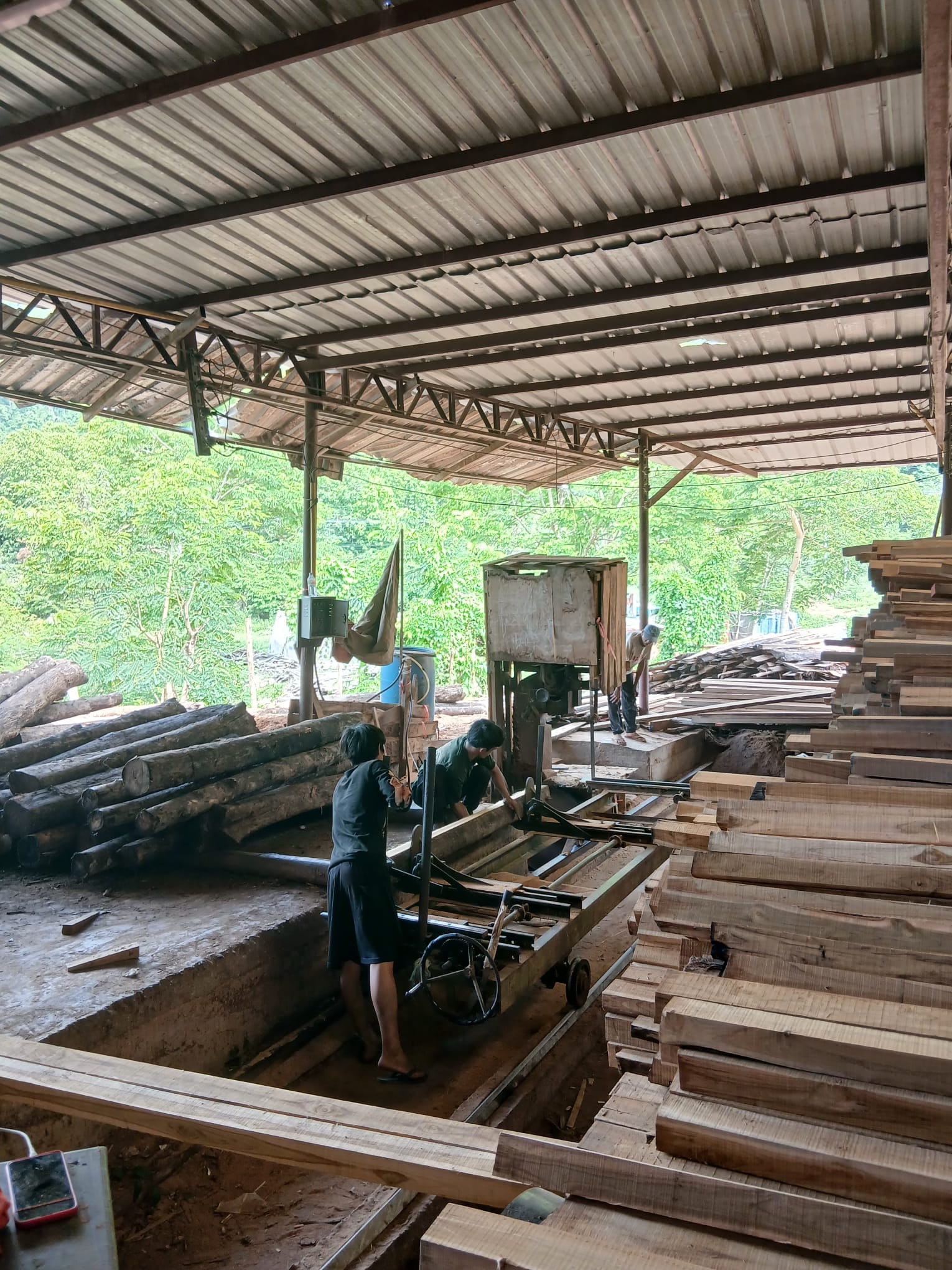 Opérateurs en train de scier du bois